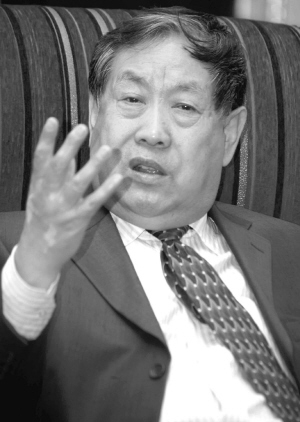 專家給高官講微博問政吁政府多發(fā)消息平息謠言