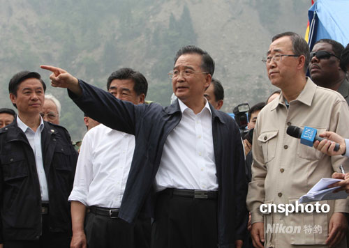 溫家寶：保證疫情信息公開 看廢墟拒戴口罩