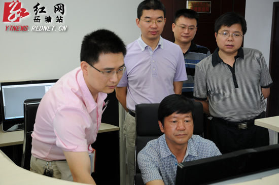 湘潭國(guó)家高新區(qū)黨工委書記、岳塘區(qū)委書記肖克和在瀏覽岳塘新聞網(wǎng)（紅網(wǎng)岳塘分站）頁面