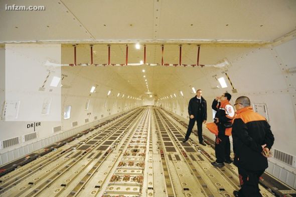 “重慶造”惠普筆記本電腦將隨著這架波音747貨機(jī)飛往歐洲。5年后，重慶即將成為全球最大的筆記本電腦基地，發(fā)展云計(jì)算，意味著向產(chǎn)業(yè)鏈的上游再進(jìn)了一步。 (東方IC/圖)