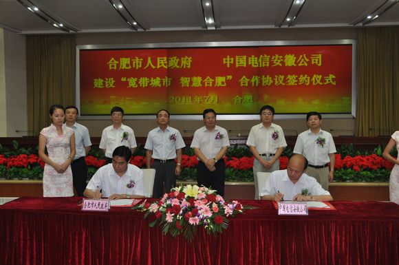 殷一平總經(jīng)理在簽約儀式上致辭