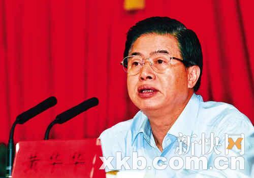 黃華華昨日表示，要促進(jìn)政協(xié)委員以走訪、接訪、定期聯(lián)絡(luò)等形式深入社區(qū)、深入群眾，到群眾中找議題。