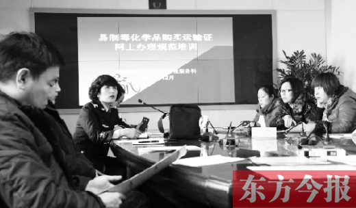 濟源行政服務中心公安局窗口的工作人員正在向60多家企業(yè)講解如何在網(wǎng)上審批