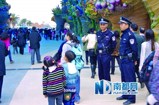 <p>    長(zhǎng)隆海洋王國(guó)春節(jié)期間共接待游客近15萬(wàn)人次，橫琴派出所長(zhǎng)隆海洋王國(guó)現(xiàn)場(chǎng)安保執(zhí)勤迎來(lái)了巨大的安保壓力。</p>