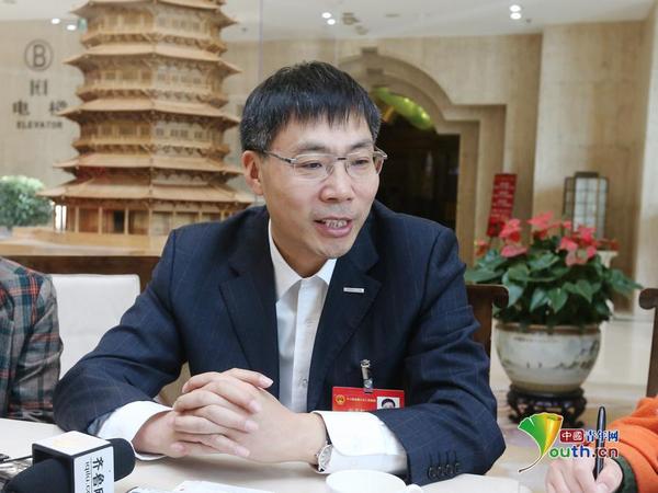 全國(guó)人大代表、浪潮集團(tuán)董事長(zhǎng)兼黨組書(shū)記孫丕恕接受記者采訪(fǎng)孫丕恕供圖