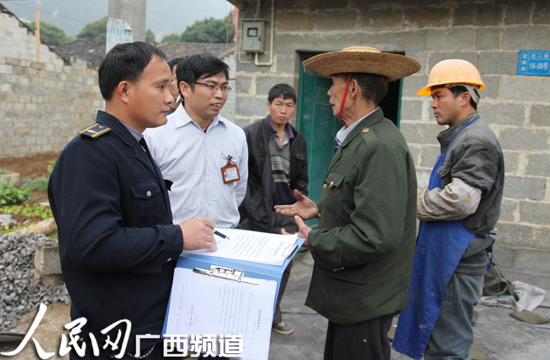 黃景州局長(左二)親臨現(xiàn)場違建現(xiàn)象動員群眾停止工作