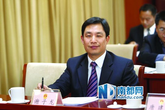 國家食藥監(jiān)總局早就向市場釋放“處方藥放權(quán)”信號，但新政遲遲未出。個中癥結(jié)在于，“網(wǎng)售藥品市場正在井噴，但監(jiān)管的手段和隊伍還不健全，相關(guān)監(jiān)管的法律法規(guī)也不健全?！弊蛉?，全國人大代表、老百姓大藥房董事長謝子龍接受了南都記者電話專訪，他坦言，“這方面的建議我去年已經(jīng)提過，但相關(guān)部門給到的回復(fù)，我不是很滿意，所以今年再度就此話題，提出《關(guān)于充分保障患者獲得就診處方信息基本權(quán)利的建議》。”