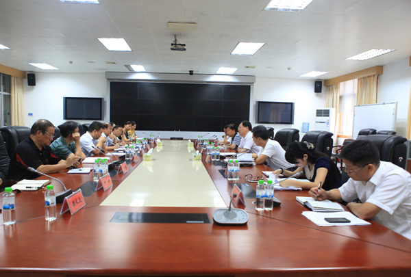 湖南省政府經(jīng)濟(jì)研究信息中心匯報(bào)了省政府門戶網(wǎng)站當(dāng)前工作及全省網(wǎng)上政務(wù)服務(wù)平臺(tái)建設(shè)有關(guān)建議。