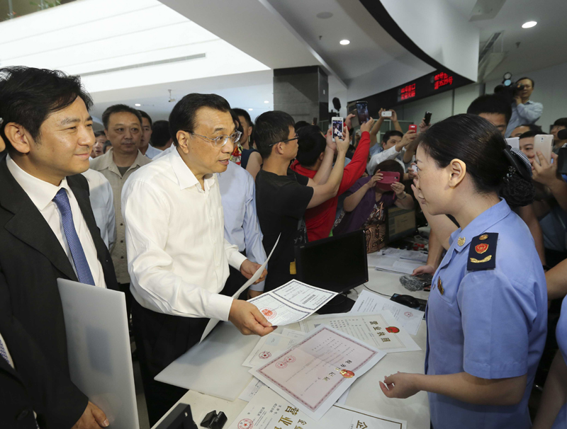 李克強(qiáng)談優(yōu)化營(yíng)商環(huán)境： 既不忘“抓項(xiàng)目”老本事，更學(xué)習(xí)“造環(huán)境”新本領(lǐng)