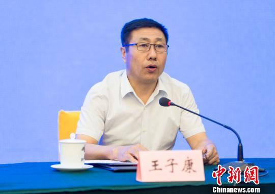 圖為呂梁市經(jīng)濟(jì)和信息化委員會(huì)主任王子康發(fā)言。　馮帥 攝