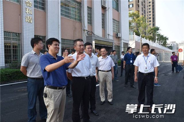 與會人員現(xiàn)場觀摩瀏陽市市、鄉(xiāng)、村三級政務公開標準化建設情況。