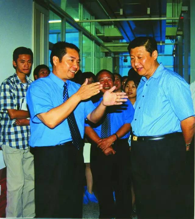 2001年10月，習(xí)近平總書記（時(shí)任福建省委副書記、省長）到中國電信福建分公司調(diào)研信息化建設(shè)。（資料圖片）