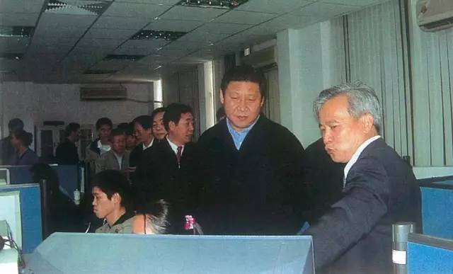 2002年3月，習近平總書記（時任福建省委副書記、省長）到福建省空間信息工程研究中心調(diào)研。（資料圖片）