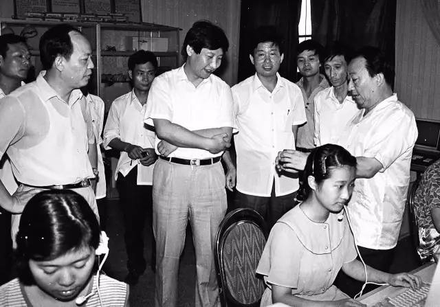 1989年夏天，習(xí)近平總書(shū)記（時(shí)任寧德地委書(shū)記）到福州調(diào)研程控電話。（資料圖片）