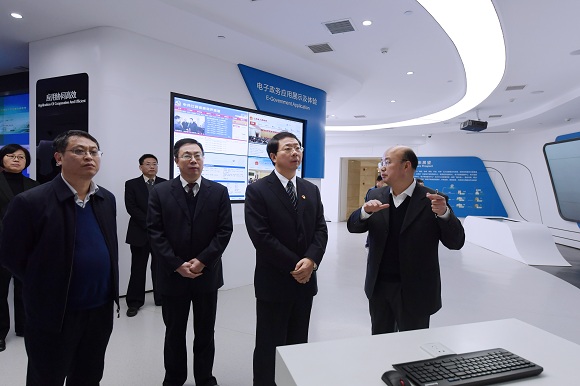 12月29日，省發(fā)改委黨組書記、主任張和平到省電子政務(wù)外網(wǎng)數(shù)據(jù)中心調(diào)研并為江西省大數(shù)據(jù)中心掛牌