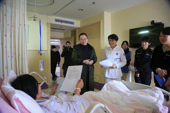 深化“最多跑一次” 東陽新生兒尚在產(chǎn)房就領(lǐng)到了戶口簿