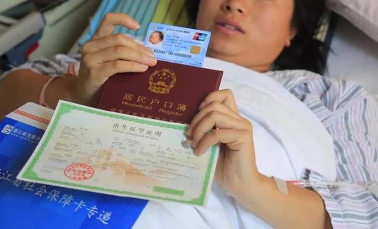 深化“最多跑一次” 東陽新生兒尚在產(chǎn)房就領(lǐng)到了戶口簿