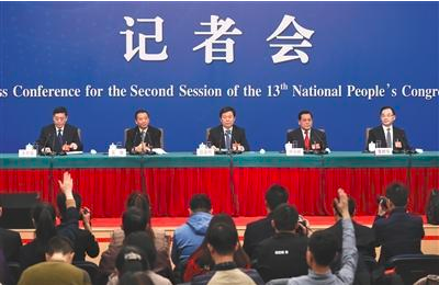 昨日，十三屆全國人大二次會議舉行記者會，全國人大監(jiān)察和司法委員會副主任委員徐顯明（中）、全國人大財政經(jīng)濟(jì)委員會副主任委員尹中卿（右二）等就“人大監(jiān)督工作”相關(guān)問題回答中外記者提問