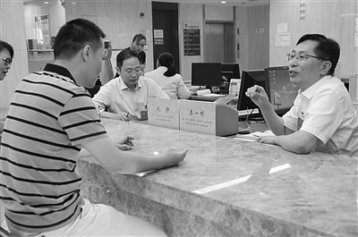 鼓樓區(qū)“人大代表聯(lián)系點(diǎn)”在鼓樓區(qū)政務(wù)服務(wù)中心揭牌后，人大代表接待群眾。