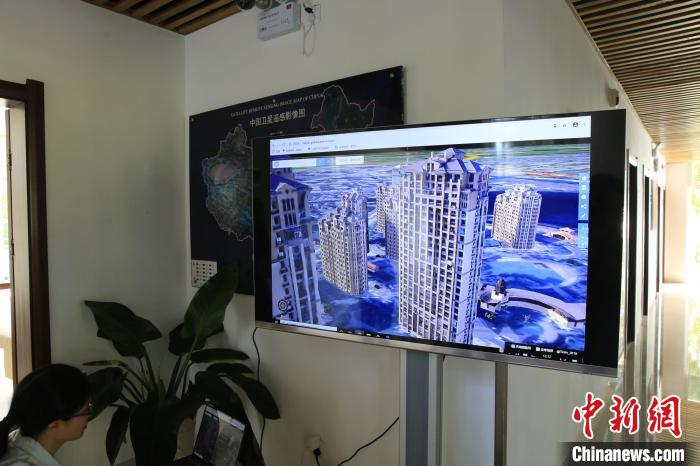 工作人員演示某高分?jǐn)?shù)據(jù)應(yīng)用平臺的三維影像功能?！⊥鯐员?攝