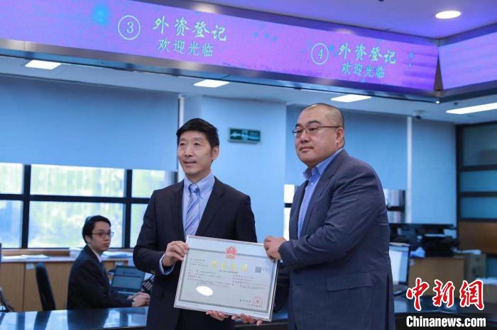 上海頒首張中國自然人出資設(shè)立的外商投資企業(yè)執(zhí)照