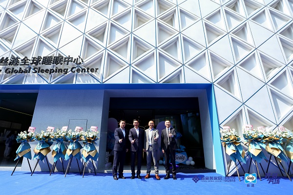 1678759688880681.jpeg 開幕門店合影.jpeg