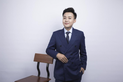 主持人趙艷章：奔跑的青春“無(wú)可替代”