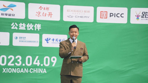 主持人趙艷章：奔跑的青春“無(wú)可替代”