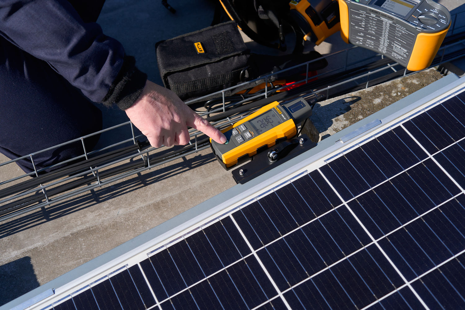 圖片包含 人, 男人, 電腦, 筆記本描述已自動(dòng)生成