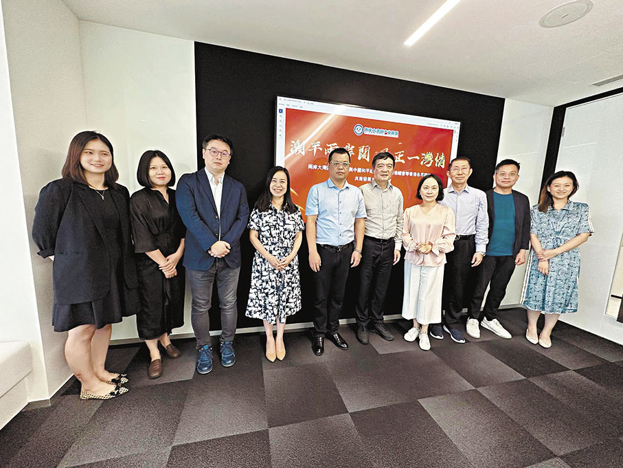 ◆兩岸大灣區(qū)產(chǎn)業(yè)聯(lián)盟日前在港召開「潮平兩岸闊，風(fēng)正一灣情」共融合作主題研討會(huì)。