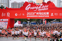 紅牛跑團激情燃動賽場，紅牛?維生素?；撬犸嬃现V馬完美收官！